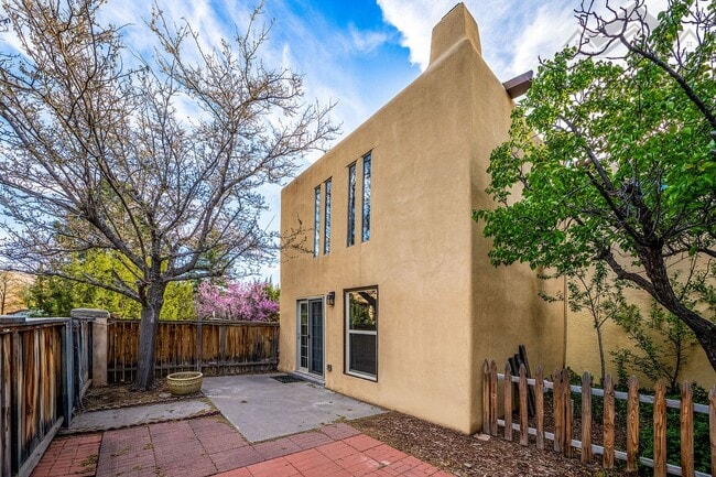 Building Photo - Southwest Charm In Park Plazas