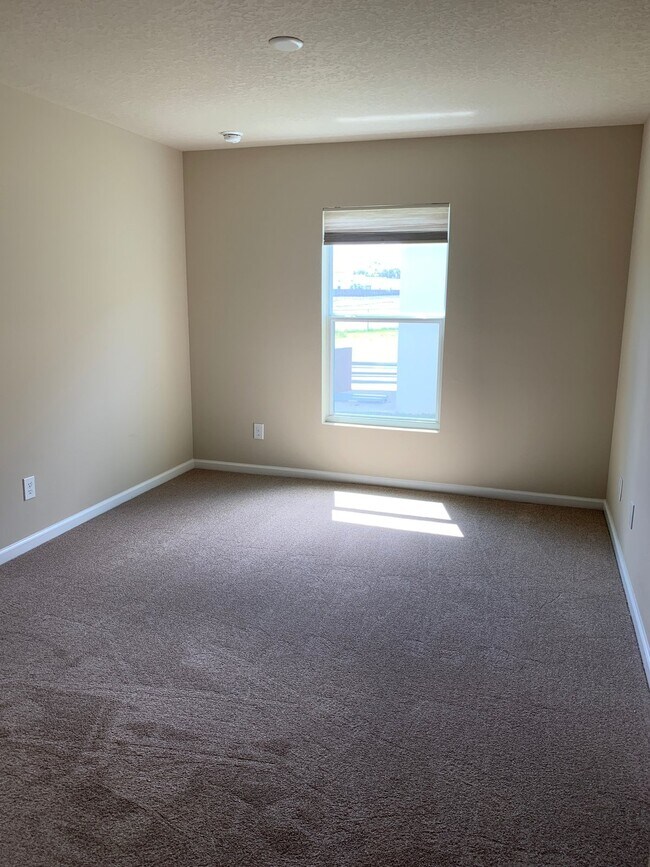 Building Photo - Bay Meadows Lakes Gated Community!!!