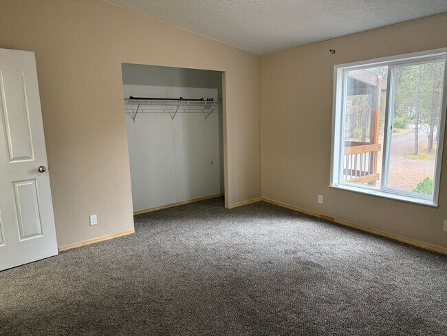 Building Photo - Open floor plan-Lots of upgrades