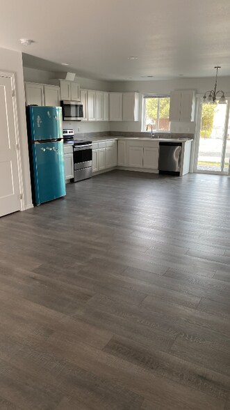 Building Photo - 2637 W Marina Dr