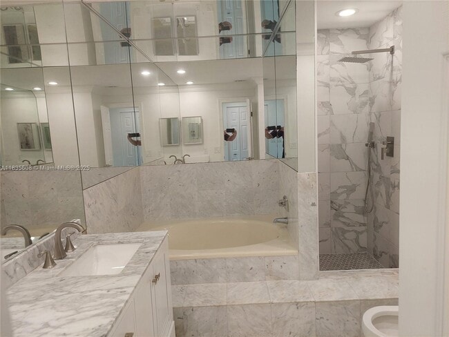 Building Photo - 350 Poinciana Island Dr