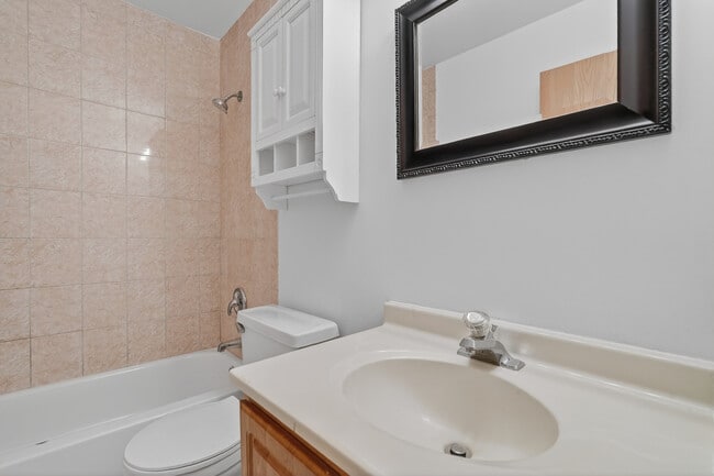 Building Photo - 3000 Bayside Dr