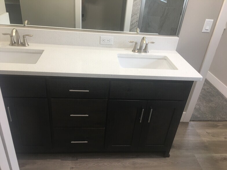 master bathroom - 10668 N 36th E