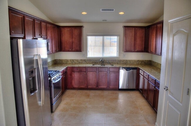 Building Photo - Beautiful Riverpark Home With All Applianc...
