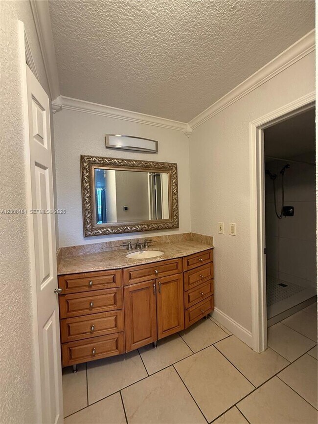 Building Photo - 9140 Fontainebleau Blvd