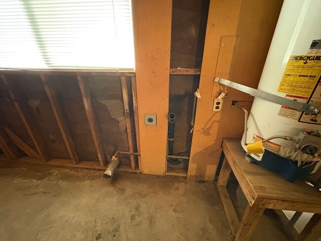 Building Photo - Spacious Home Available Now!