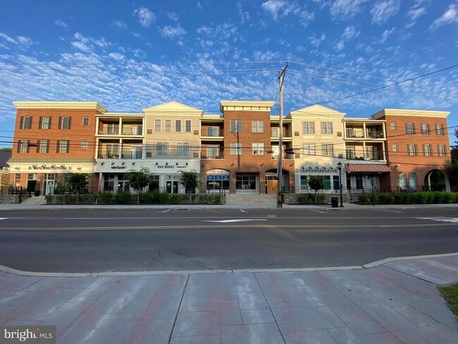 Building Photo - 200 N Sycamore St