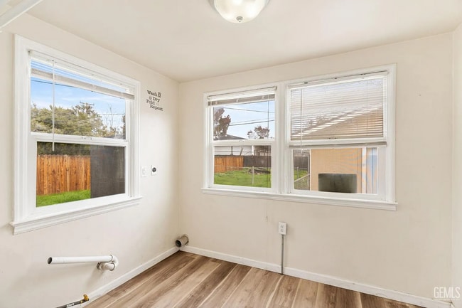 Building Photo - Cute 2+1