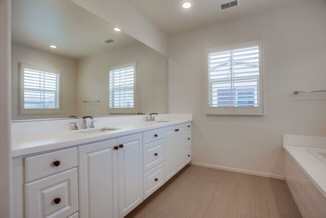 Building Photo - 5 Bedroom Home in Rancho Tesoro!