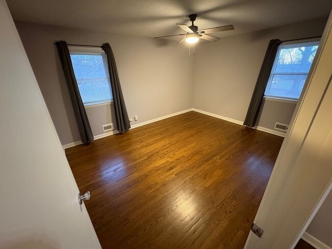 Building Photo - Do NOT Miss this Great Grandview Home!-3 Bed / 2 Bath Split-Entry on a Huge Corner Lot w/ Fenced ...