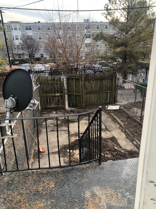 Building Photo - 2 Bedroom 1 Bath with Den Townhouse in Baltimore City