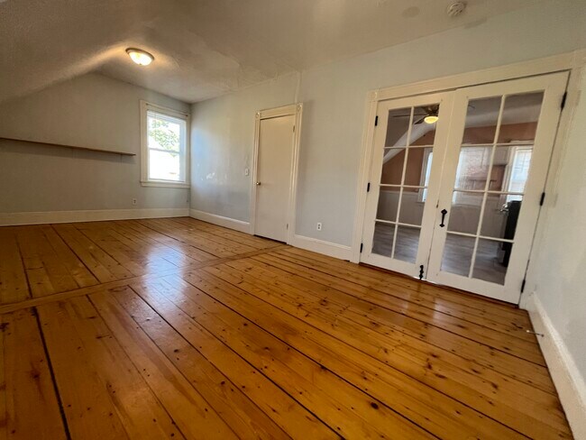 Building Photo - 54 Barton St