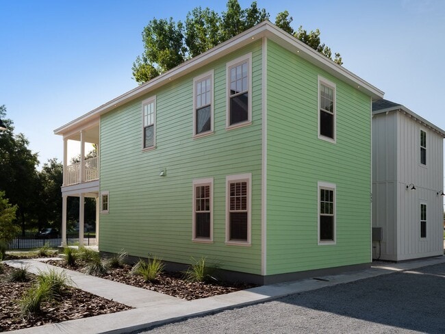 Building Photo - Porter's Lakeside - Luxury 4 Bedroom, 4 Ba...