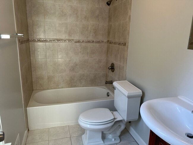 Building Photo - Renovated End-Unit Townhome