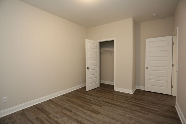 Building Photo - 4 Bedroom Brick House Available TODAY!