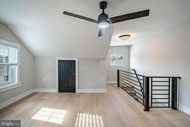 Building Photo - 303 W Washington St