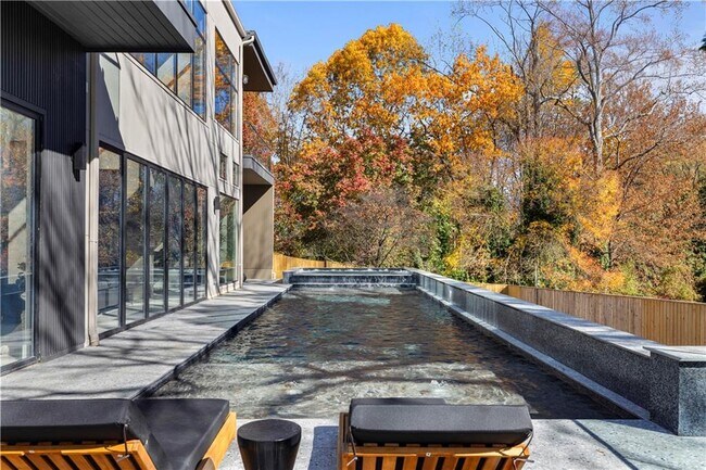 Building Photo - 3600 Lower Roswell Rd