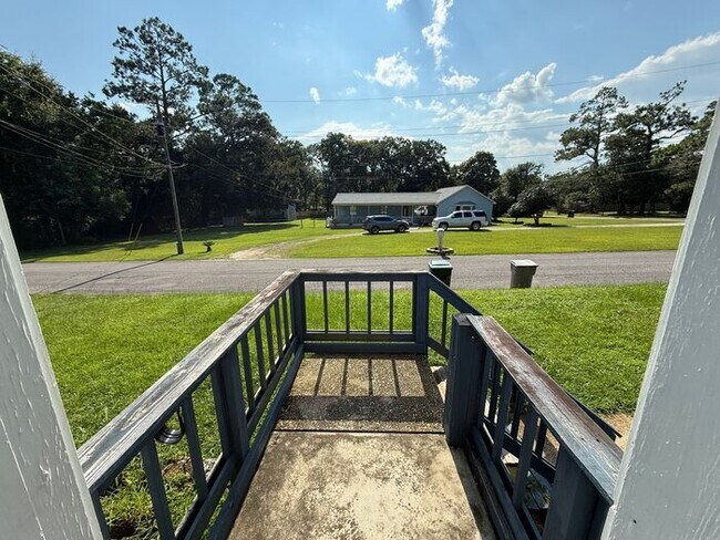 Building Photo - Pensacola - Ferry Pass - 2 bedroom, 1 bathroom - lawn care included