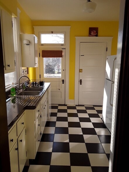 Bright kitchen - 3003 Junietta Ave