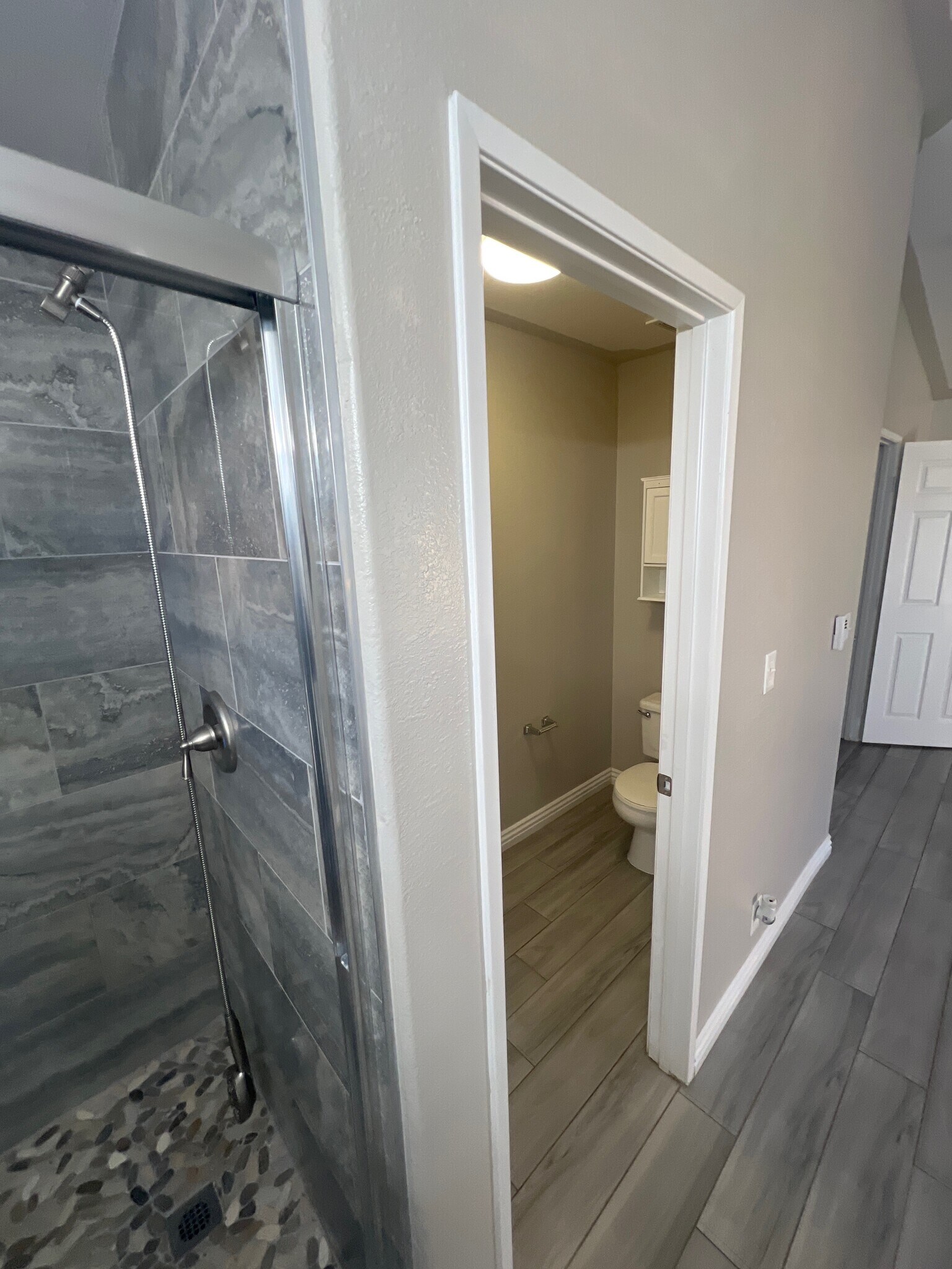 Master Shower and restroom - 9083 Powell Ave