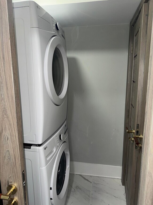 Building Photo - 76 Corbin Ave