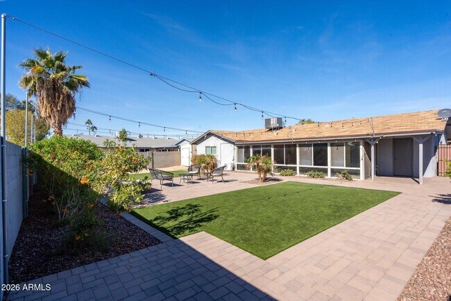 Building Photo - 1211 W Palomino Dr