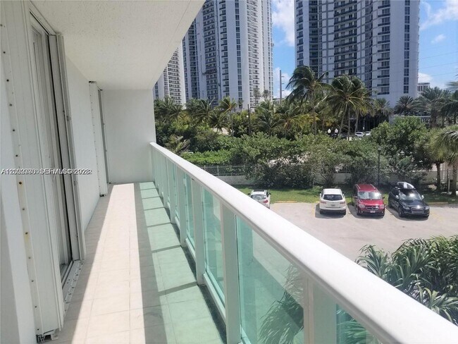 Building Photo - 100 Bayview Dr