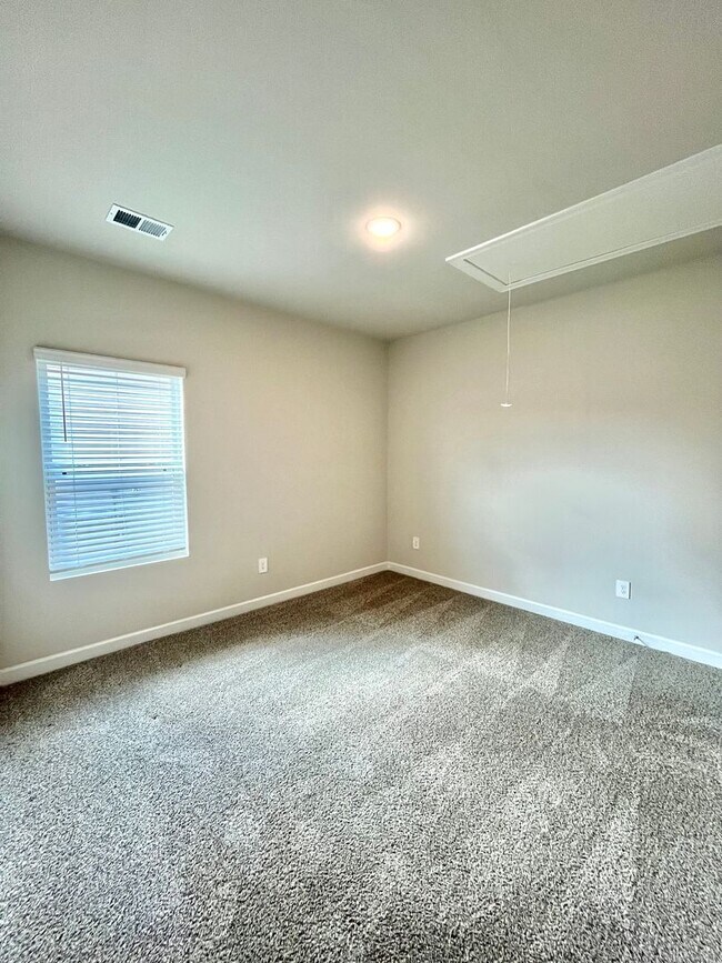 Building Photo - 3 BR, 2 BA with Fenced Yard and Fantastic Amenities!