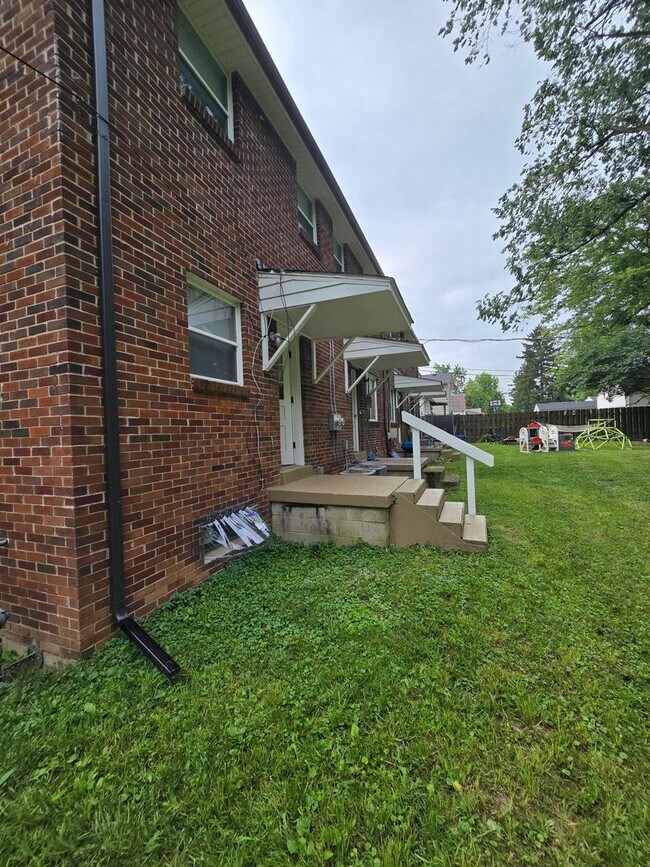 Building Photo - 187-193 N ROYS AVE