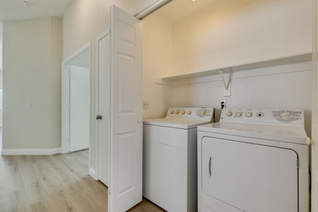 Building Photo - Stunning 3 bedroom, 2 bathroom house located in Silverado Ranch.