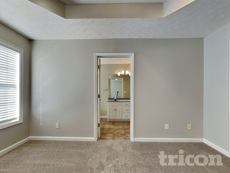 Building Photo - 2051 Meadowglen Ln