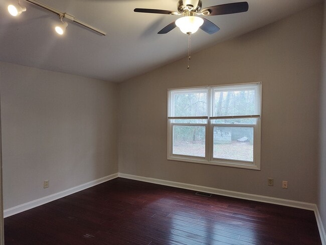 Building Photo - Move-in Ready duplex located in The Rockwell Park Community!