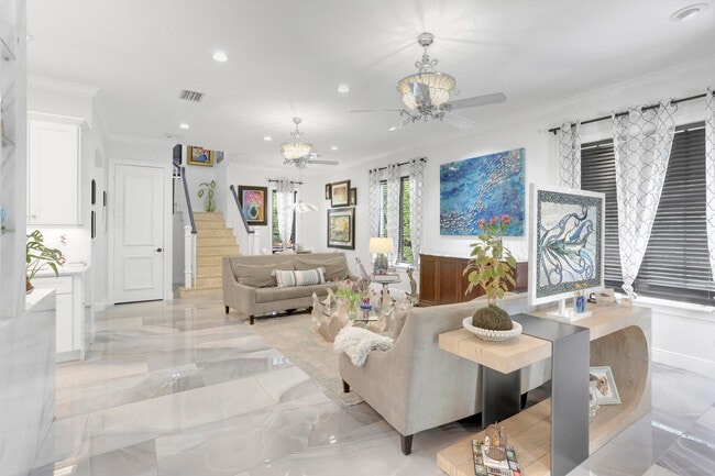 Building Photo - 1020 Miramar Dr