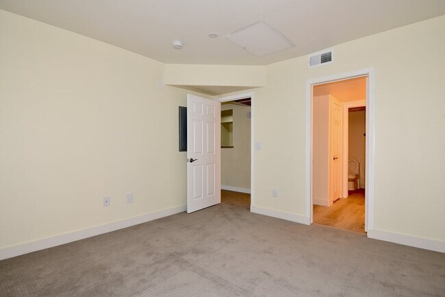 Building Photo - Charming 2nd Floor Unit In Gated Community!
