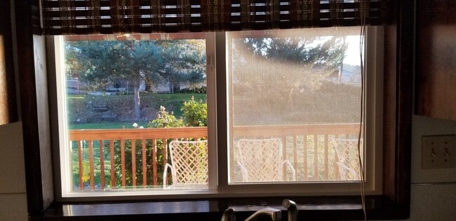 Building Photo - 3 bedroom, 2 bathroom home in well established neighborhood.