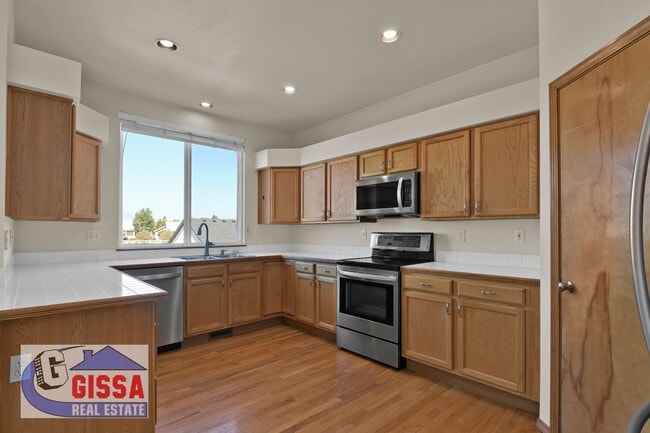 Building Photo - Beautiful home with views of Pikes Peak!