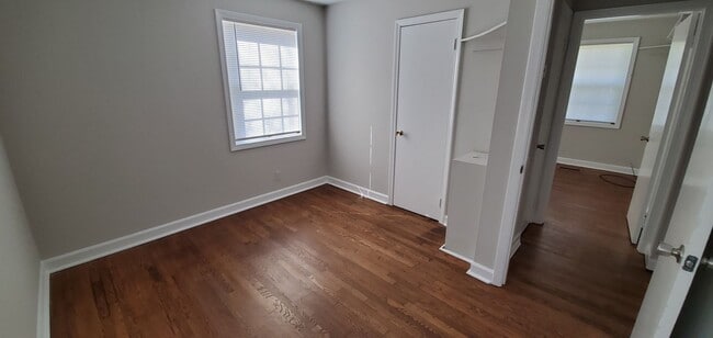 Building Photo - Brick ranch with 2 bedrooms