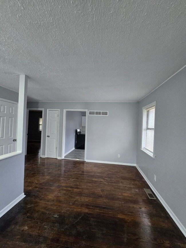 Building Photo - Renovated duplex