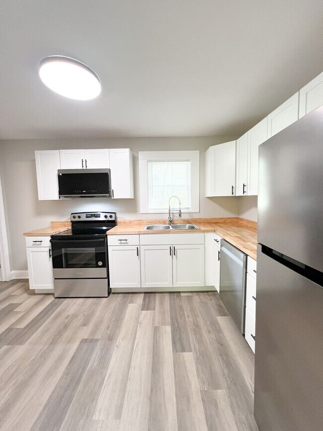Building Photo - Completely Remodeled Home in Clarksville, TN – Just Off Madison Street!