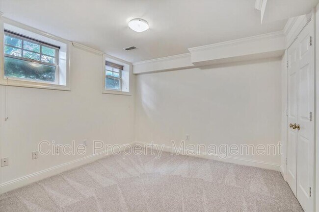 Building Photo - 1805 N Adams St