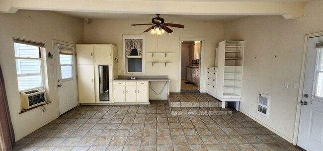 Building Photo - 122 Ginkgo St S