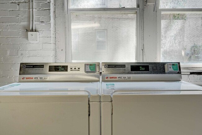 Building Photo - 1927 N Prospect Ave