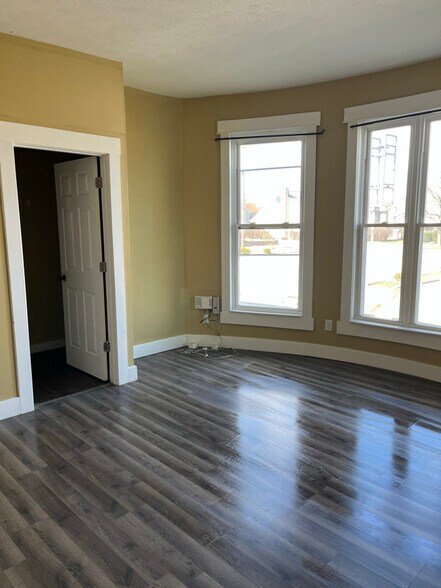 Building Photo - 913 S Main St