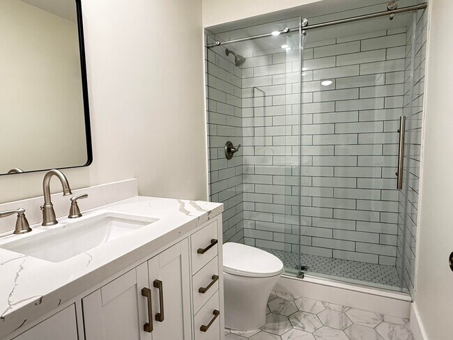 Building Photo - 707 Club Dr