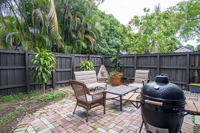 Building Photo - 497 N University Dr