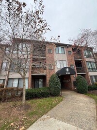 Building Photo - TOP LEVEL 2 BEDROOM 2 BATH CONDO IN FARMINGDALE ESTATES
