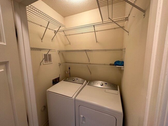 Building Photo - Great 2 Bedroom 2.5 Bath in Ridge Creek!