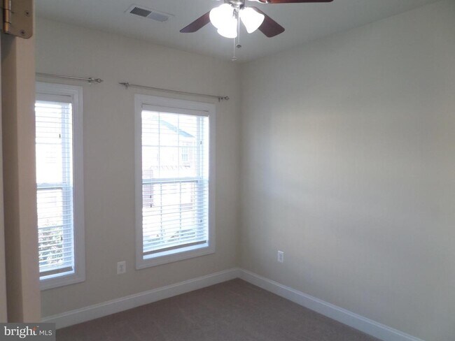 Building Photo - 15998 Greymill Manor Dr