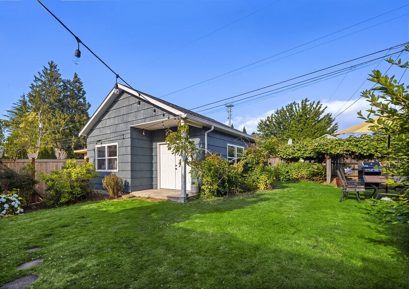 Building Photo - 6924 38th Ave SW