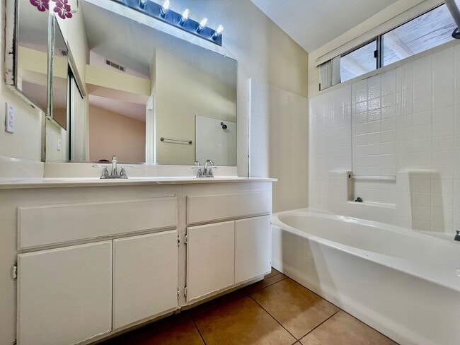 Building Photo - AVAILBLE NOW!! LOVELY 3-bedroom 2 bath Home in Indio!